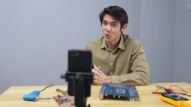 Teknoloji konsepti 4k Çözünürlük. Asyalı adam kendi kendine basit aletleri tamir etmeyi öğreniyor. bilgisayar onarımı.