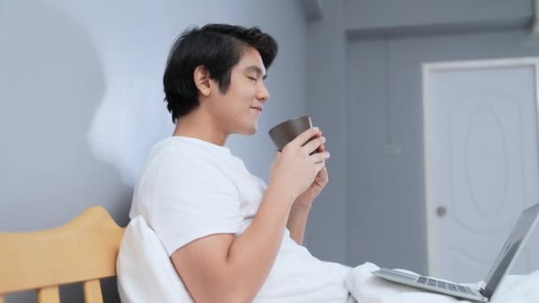 Koncepcja Wakacyjna Rozdzielczości Azjata Pijący Kawę Szczęśliwie Sypialni Przerwa Pracy — Wideo stockowe