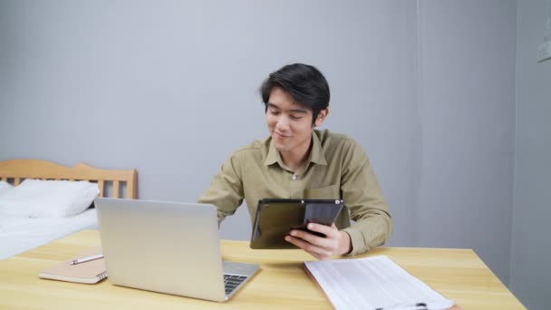 Urlaubskonzept Der Auflösung Junger Asiatischer Mann Arbeitet Schlafzimmer Computerdateneingabe — Stockvideo