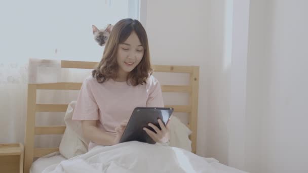 Holiday Concept Resolution Asian Woman Playing Tablet Bedroom — Vídeo de Stock