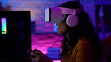 Tatil konsepti 4k Çözünürlük. Asyalı kadın oturma odasında oyun oynuyor. Sanal gerçeklik oyunu.