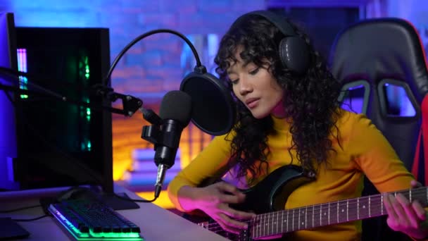Konsep Streaming Resolusi Wanita Asia Bermain Gitar Dan Rekaman Dengan — Stok Video