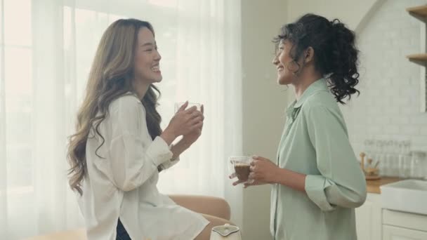 Ünnepi Koncepció Felbontás Ázsiai Nők Kávéznak Együtt Konyhában Fiatal Nők — Stock videók