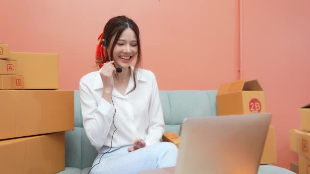 4K解析度的业务概念 亚洲妇女利用计算机在网上销售产品 呼叫中心 与客户沟通 — 图库视频影像