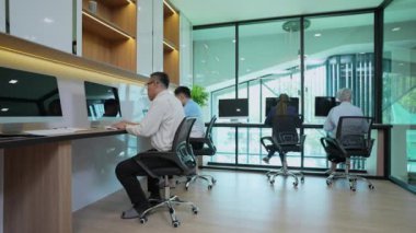 4k Kararlılığın iş konsepti. Çalışanlar ofiste dans ederken eğleniyor. Başarın için tebrikler..