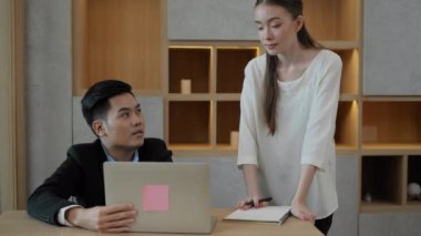 4k Kararlılığın iş konsepti. Müdür, ofisteki çalışanların çalışmalarını özetliyor..