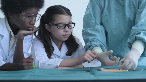 Conceito Educação Resolução Estudantes Medicina Praticam Sutura Feridas Sala Aula — Vídeo de Stock