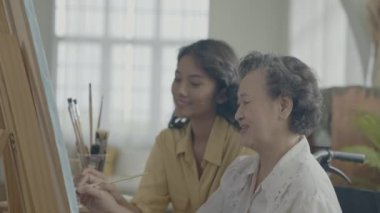 Sanatçı konsepti 4k Çözünürlük. Asyalı aileler oturma odasında bir araya geliyorlar. Sanatçı iş yaratıyor. Boş zaman aktiviteleri ve hobileri.