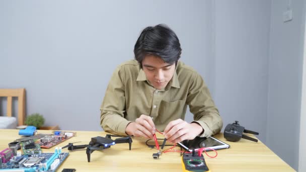 Concept Technologique Résolution Asiatique Homme Fixer Drone Dans Chambre Vérifier — Video