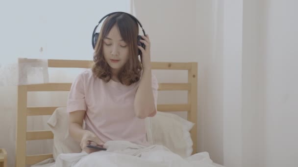 Konsep Holiday Resolusi Wanita Asia Mendengarkan Musik Kamar Tidur Kegiatan — Stok Video