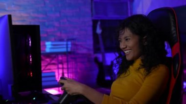 Tatil konsepti 4k Çözünürlük. Asyalı kadın oturma odasında oyun oynuyor..