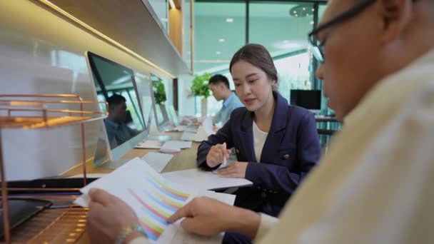 계획은 안이다 사무실에서 일하는 아시아 사람들 — 비디오