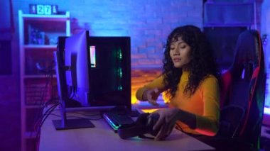 Tatil konsepti 4k Çözünürlük. Asyalı kadın oturma odasında oyun oynuyor. Online oyun oynamanın eğlencesi.