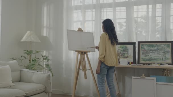 Künstlerisches Konzept Der Auflösung Asiatin Zeichnet Wohnzimmer Künstler Schafft Arbeit — Stockvideo