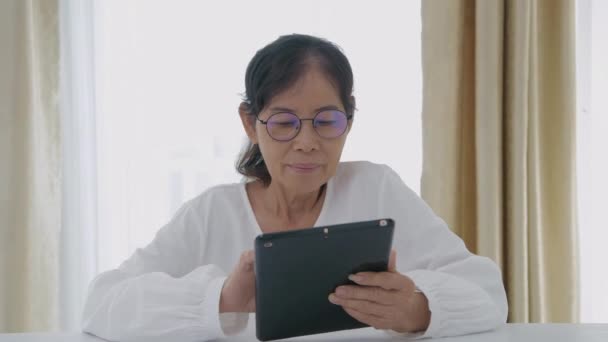 Tatil Konsepti Çözünürlük Asyalı Yaşlı Kadınlar Teknolojiyle Ilgileniyorlar Evde Tablet — Stok video