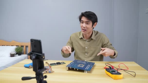 Teknikkoncept För Upplösning Asiatisk Man Lär Sig Att Reparera Enkla — Stockvideo