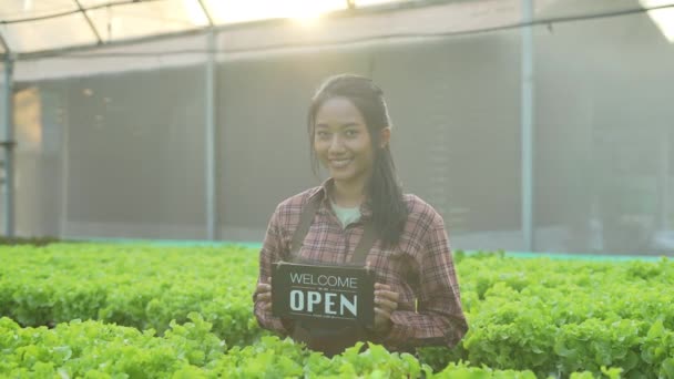 Agriculture Concept Résolution Propriétaire Jardin Tient Panneau Ouvert Pour Accueillir — Video