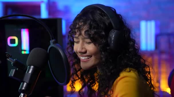 Streaming Concept Van Resolutie Aziatische Vrouw Die Zingt Studio Live — Stockvideo