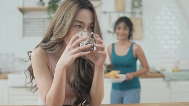 Conceito Férias Resolução Mulheres Asiáticas Tomando Café Juntas Cozinha Mulheres — Vídeo de Stock