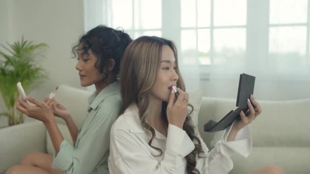 Çözünürlük Güzellik Konsepti Asyalı Kızlar Oturma Odasında Birlikte Makyaj Yapıyorlar — Stok video