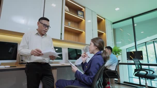 4K解析度的业务概念 亚洲人在办公室一起工作 — 图库视频影像
