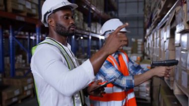 4k Kararlılığın iş konsepti. Çalışanlar depodaki malları denetlemek için birlikte çalışıyorlar..