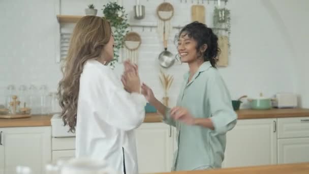 Urlaubskonzept Der Auflösung Asiatische Frauen Tanzen Gemeinsam Der Küche Junge — Stockvideo