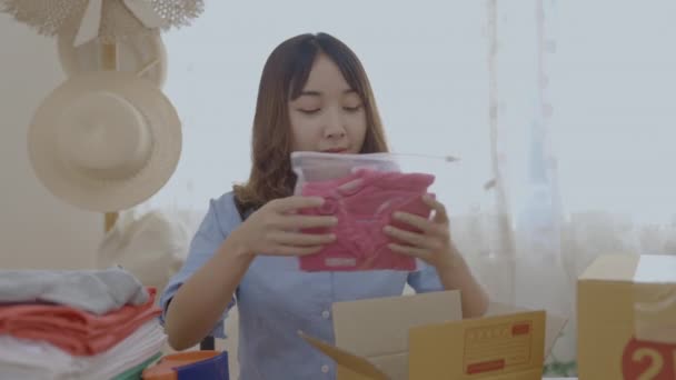 4K解析度的业务概念 亚洲妇女在家里用盒子包装产品 — 图库视频影像
