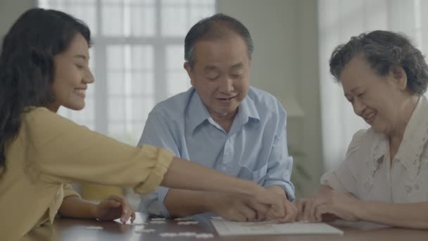 Concept Vacances Résolution Familles Asiatiques Jouant Ensemble Dans Maison Activités — Video