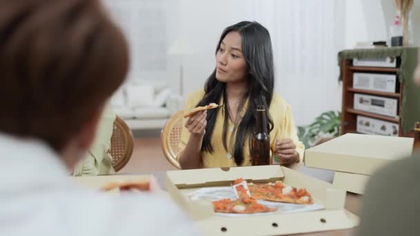 Concepto Vacaciones Resolución Grupo Amigas Asiáticas Comiendo Pizza Juntas Casa — Vídeo de stock