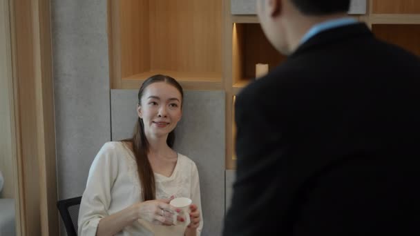 Kararlılığın Konsepti Ofiste Arkadaşlarıyla Sohbet Eden Genç Kadınlar Mola Sırasında — Stok video