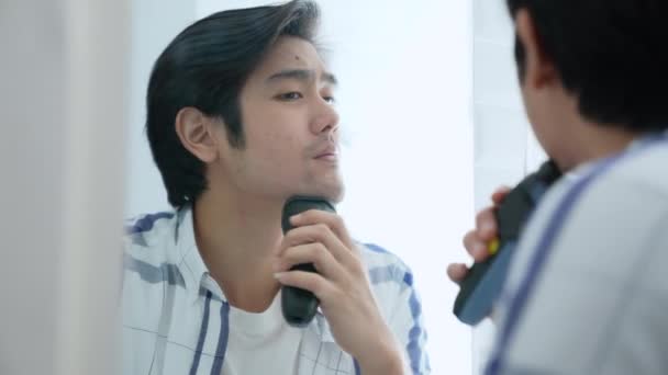 Gezondheidsconcept Van Resolutie Jonge Aziatische Man Die Zich Scheert Badkamer — Stockvideo