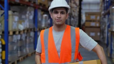 4k Kararlılığın iş konsepti. Bir çalışan, bir depoda çalışma sürecini anlatıyor..