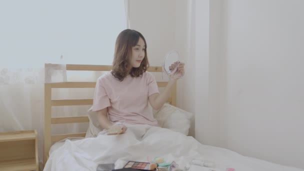 Konsep Holiday Resolusi Wanita Asia Muda Menyisir Rambutnya Kamar Tidur — Stok Video