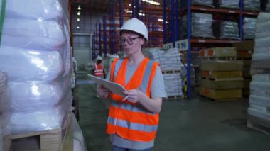 4k Kararlılığın iş konsepti. Depoda birlikte çalışan çalışanlar..