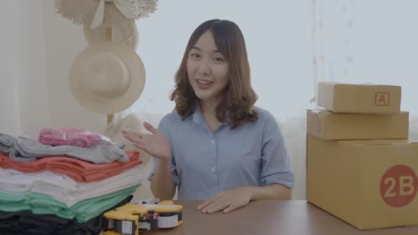 Business Concept Resolution Asian Woman Presenting Products Office — Stock Video