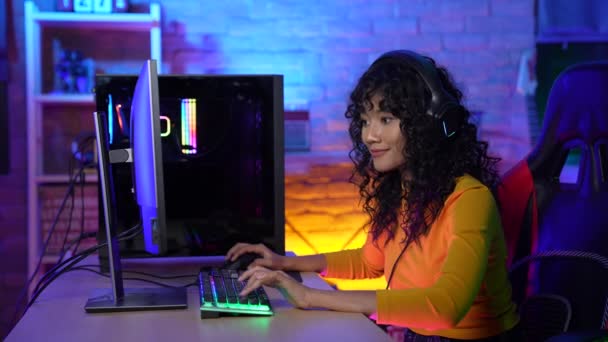 假日4K解像度的概念 亚洲女人在客厅里玩游戏 玩网络游戏的乐趣 — 图库视频影像