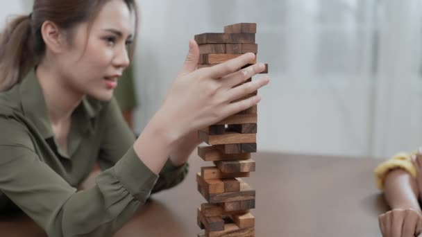 Urlaubskonzept Der Auflösung Gruppe Asiatischer Freundinnen Beim Gemeinsamen Spielen Hause — Stockvideo