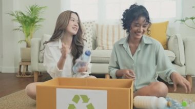 4k çözünürlüğünün doğa koruma kavramı. Asyalı kadınlar evde çöp topluyor. Oda arkadaşları uyum içinde hareket ediyorlar..