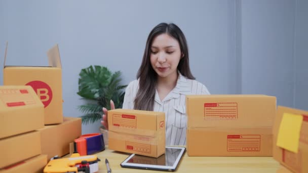 Business Concept Resolution Asian Woman Presenting Products Office Box Size — Stock Video