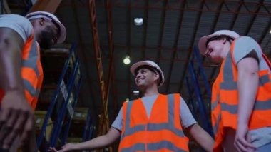 4k Kararlılığın iş konsepti. Çalışanlar depoda işbirliği yapmayı planlıyor. Birlikte çalışmak. Örgütün birliği.