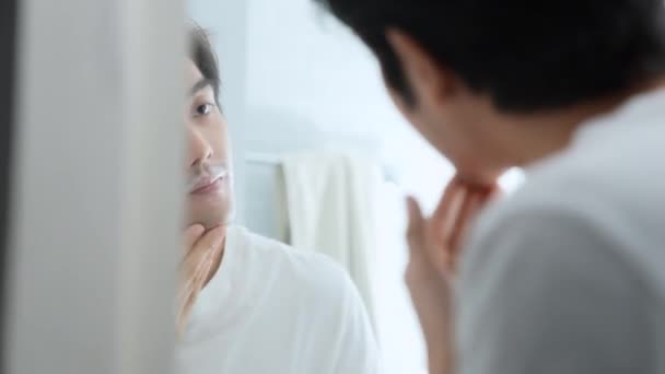Zdravotní Koncepce Rozlišení Mladý Asiat Holí Koupelně Podívej Zrcadla — Stock video