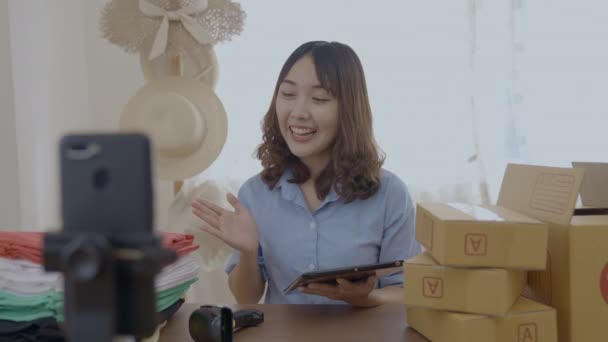 Kararlılığın Konsepti Nternette Müşterilerle Konuşan Asyalı Bir Kadın — Stok video