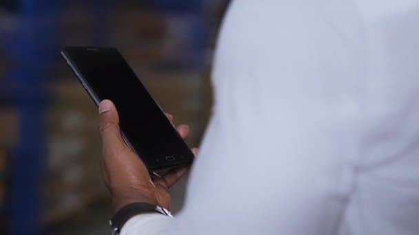 Бізнес Концепція Resolution Співробітники Перевіряють Товари Мобільними Телефонами Складі Використання — стокове відео