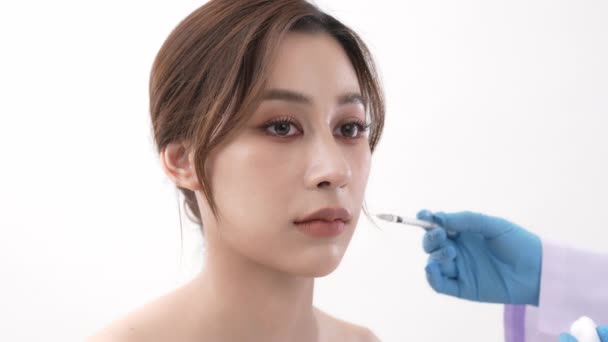 Skjønnhetskonseptet Oppløsning Asiatiske Kvinner Som Får Injeksjon Ansiktet Hvit Bakgrunn – stockvideo