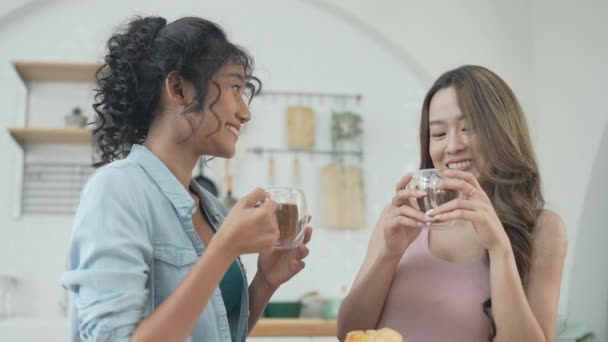 Koncepcja Wakacyjna Rozdzielczości Azjatki Piją Razem Kawę Kuchni Młode Kobiety — Wideo stockowe