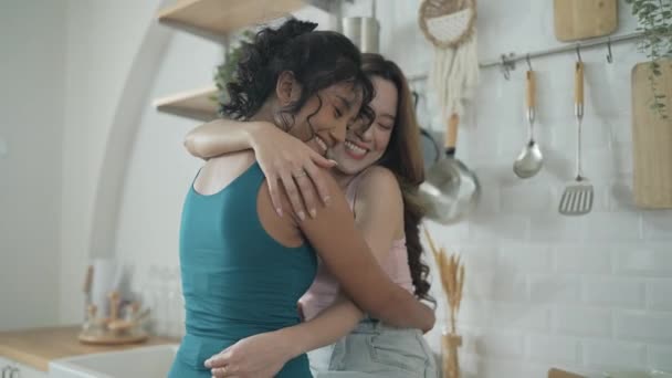 假日4K解像度的概念 亚洲女人在厨房里互相拥抱 年轻女性之间有一种相互的同性恋关系 — 图库视频影像