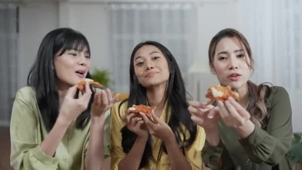 Concept Vacances Résolution Groupe Amies Asiatiques Les Invite Manger Pizza — Video