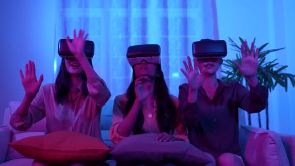 4K解像度の休日の概念 アジアの女性はリビングルームで一緒にVrを使用します 仮想現実技術 — ストック動画