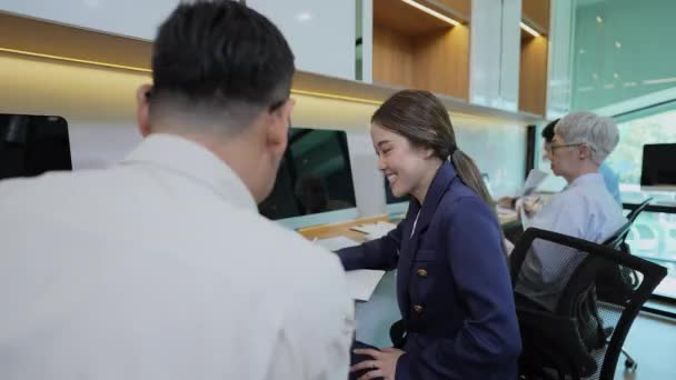 Kararlılığın Konsepti Ofiste Birlikte Çalışan Asyalılar — Stok video